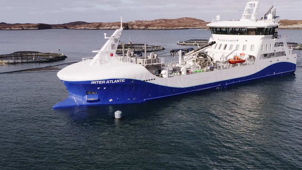 물고기 양식 보트의 앞쪽의 드론  ⁇ 이 펜에 도킹되어 있습니다.