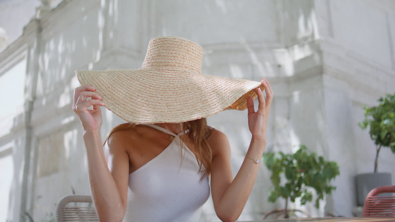 빛 카페 초상화에서 부드러운 미소로 포즈를 취하는 섹시한 여자