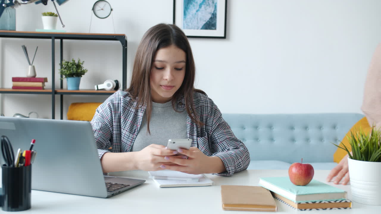 madre ayudando a su hija con los deberes