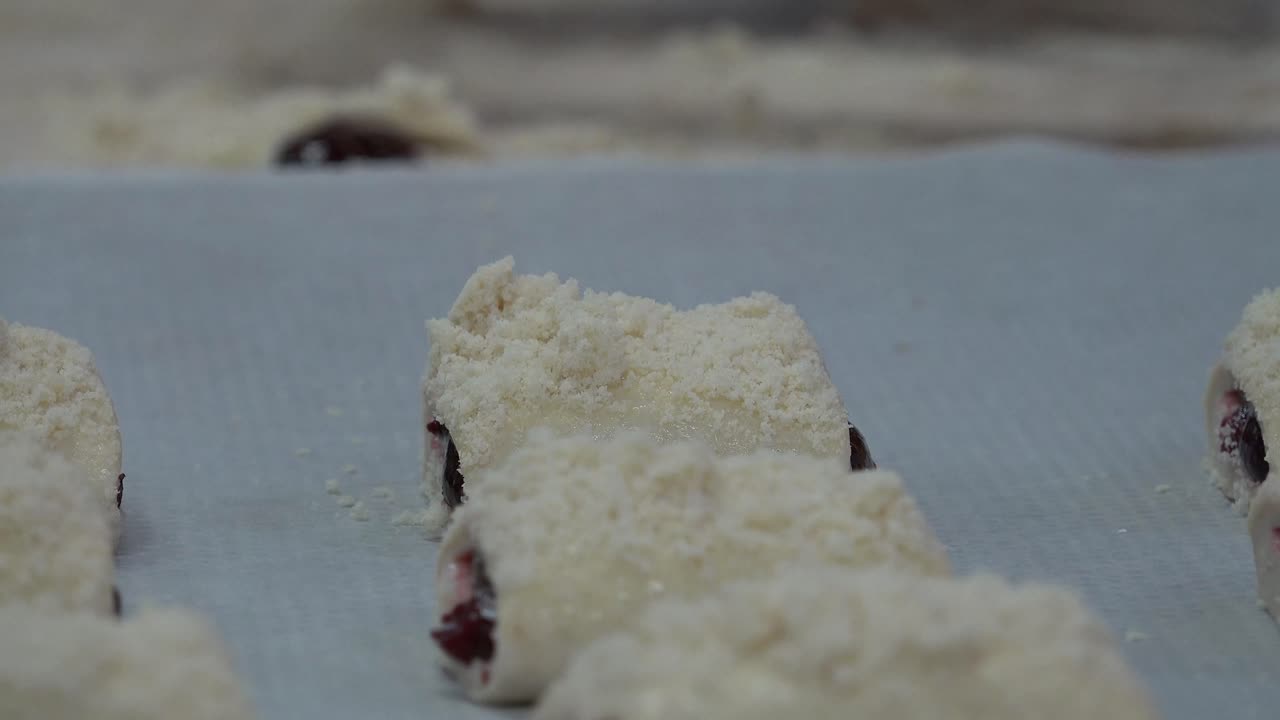 пекарня, также пекарня или магазин выпечки - это предприятие, которое производит и продает мучные продукты, выпеченные в печи, такие как хлеб, печенье, торты, пирожные и пироги.