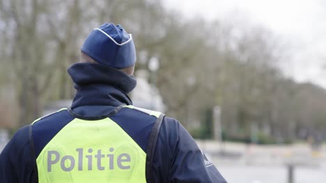 Vista-Trasera-Del-Policía-Con-Gorra-En-Bruselas,-Bélgica