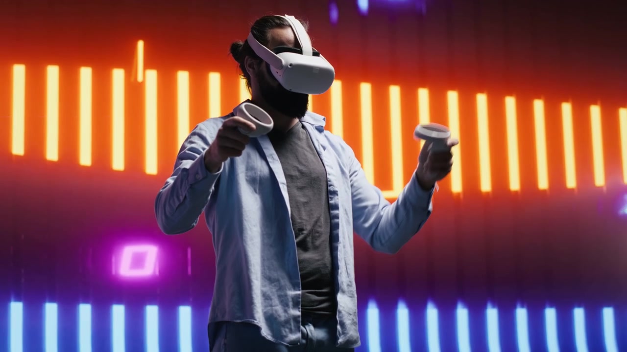 Creatore sicuro di sé esplora la realtà virtuale sotto le luci al neon