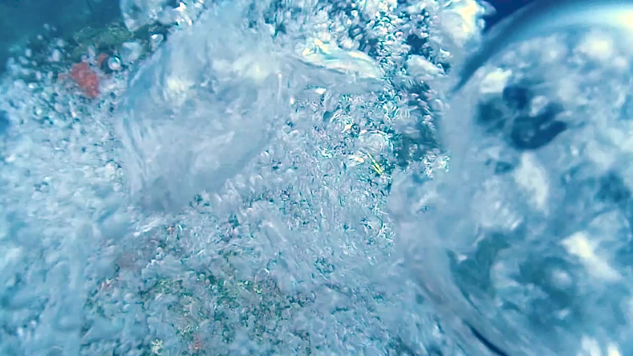 카메라 필름은 상단에서 위로 올라와 거품이 카메라 렌즈로 올라갑니다.