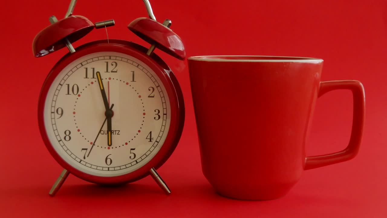 빠르게 움직이는 알람 시계와 함께 하루를 시작하는 모닝 커피