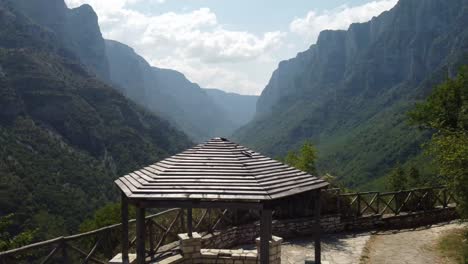 Toma-De-Establecimiento-Del-Cañón-Del-Desfiladero-De-Vikos