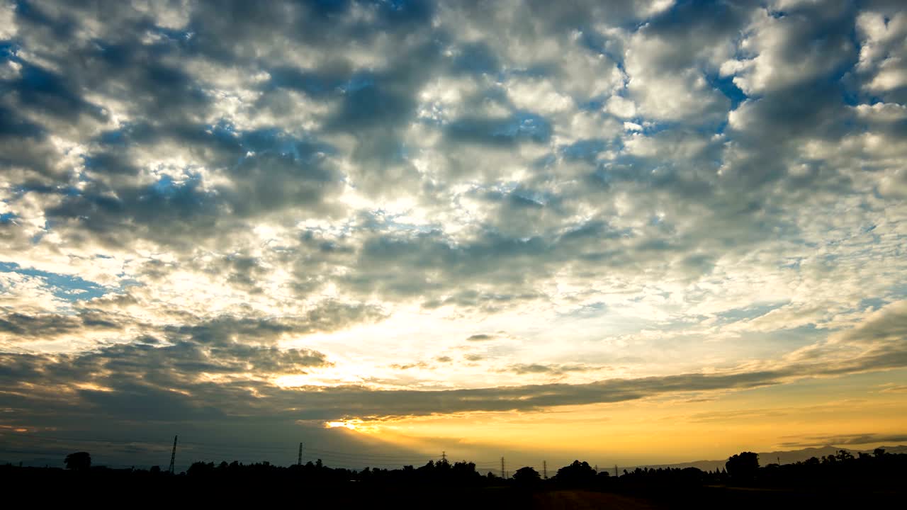 일몰 때 구름이 있는 다채로운 극적인 하늘.