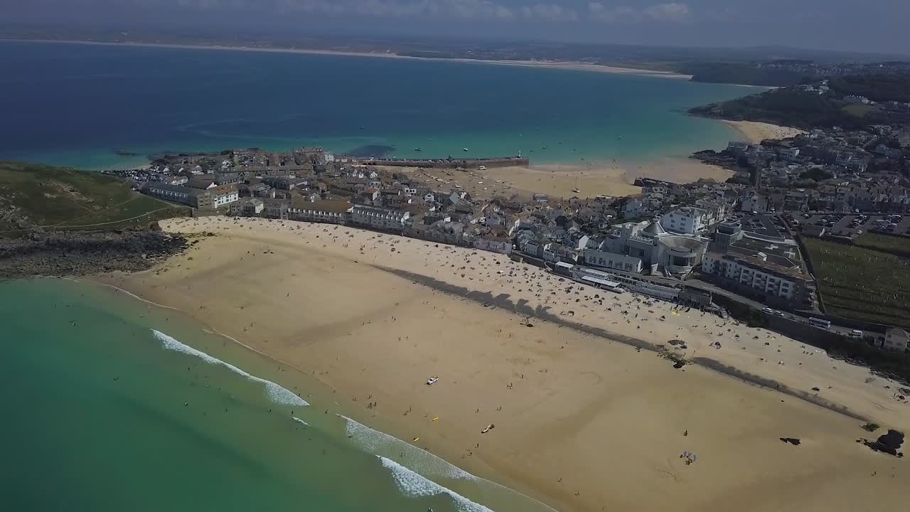 populares playas de st ives en cornwall, vacaciones de verano en el reino unido, vista aérea