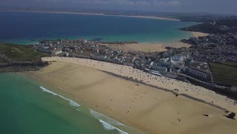 Populares-Playas-De-St-Ives-En-Cornwall,-Vacaciones-De-Verano-En-El-Reino-Unido,-Vista-Aérea