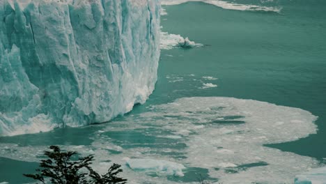 el derretimiento del hielo en el lago en el glaciar perito moreno en argentina, patagonia