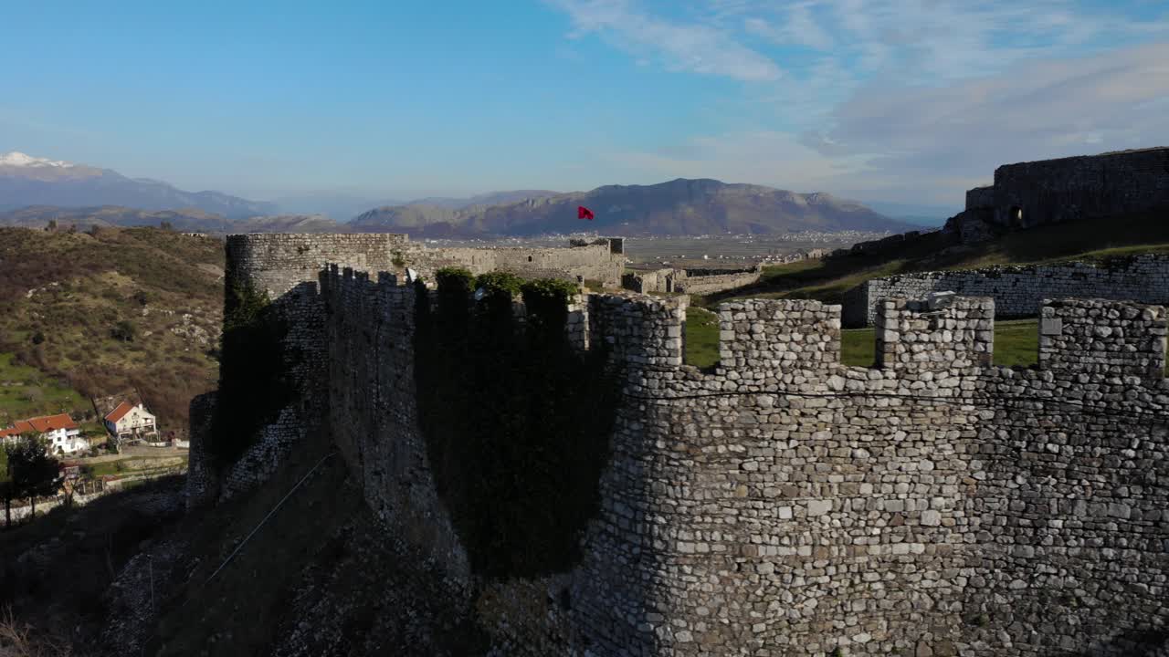 Spesse mura in pietra del castello e antichi edifici all'interno a Scutari, Albania.