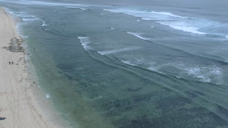 vista de avión no tripulado playa de nyang nyang en uluwatu bali indonesia con olas que se estrellan sobre la arena de coral y una vasta playa aislada