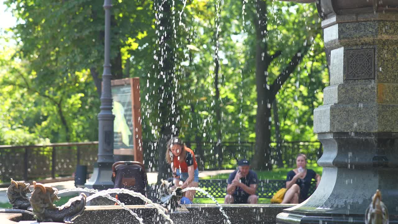 휴식을 취하는 사람 들 과 함께 공원 분수