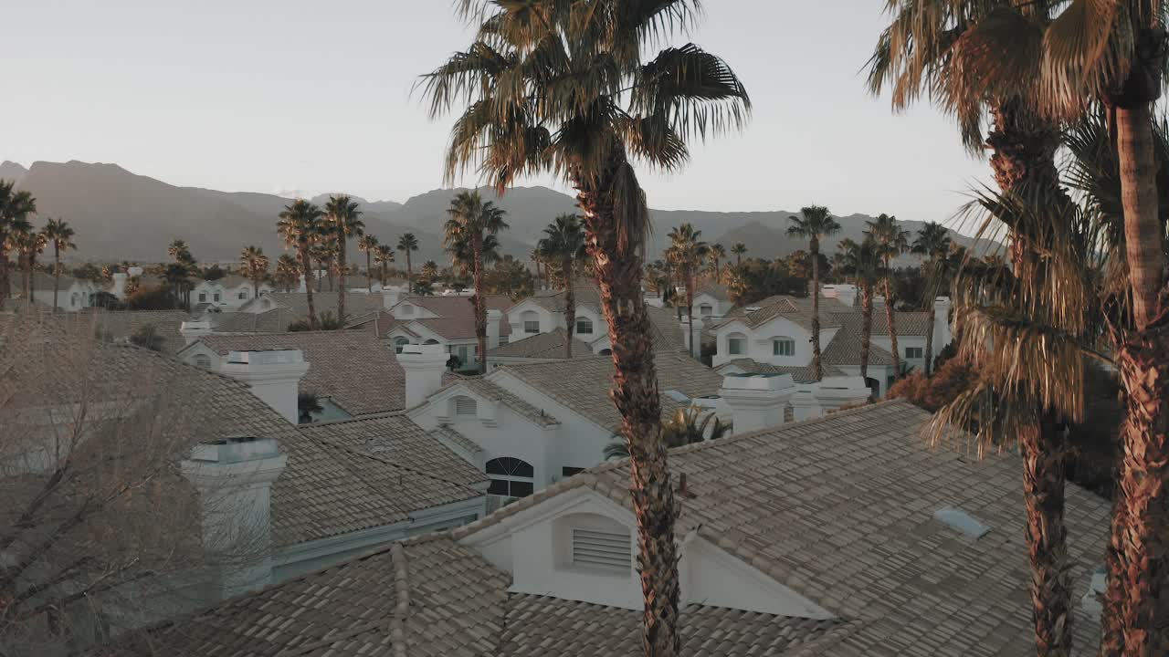 vuelo aéreo de drones sobre el barrio suburbano de las vegas