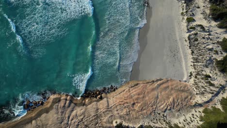 Luftaufnahme-Von-Oben-Vom-Lachsstrand-Mit-Sandigem-Und-Klarem-Meerwasser-Bei-Sonnenuntergang