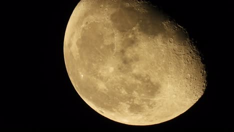 Wunderschöner-Mond-Neben-Dem-Mond---Nacht