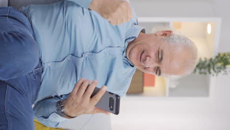 el video vertical del anciano exitoso es feliz.