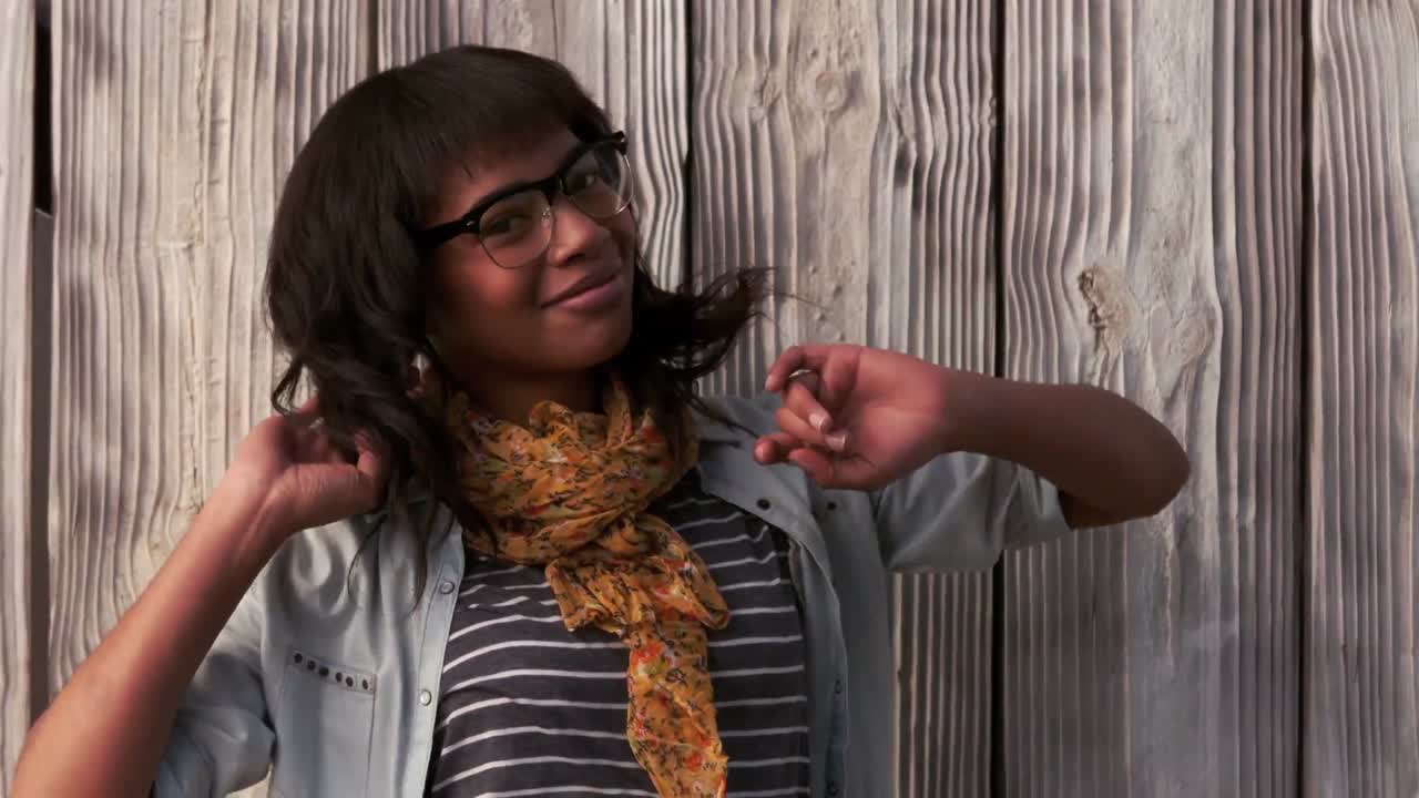 나무 울타리에 맞서 포즈를 취하는  ⁇ 스터