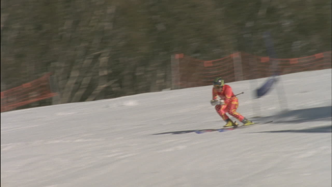 스키어가 슬로프 아래로 스키