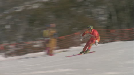 Ein-Skifahrer-Fährt-Eine-Piste-Hinunter