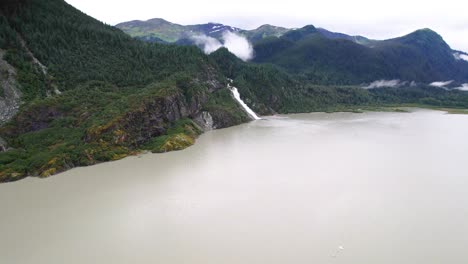 vista aérea de la cascada de alaska desde la distancia -caídas nugget