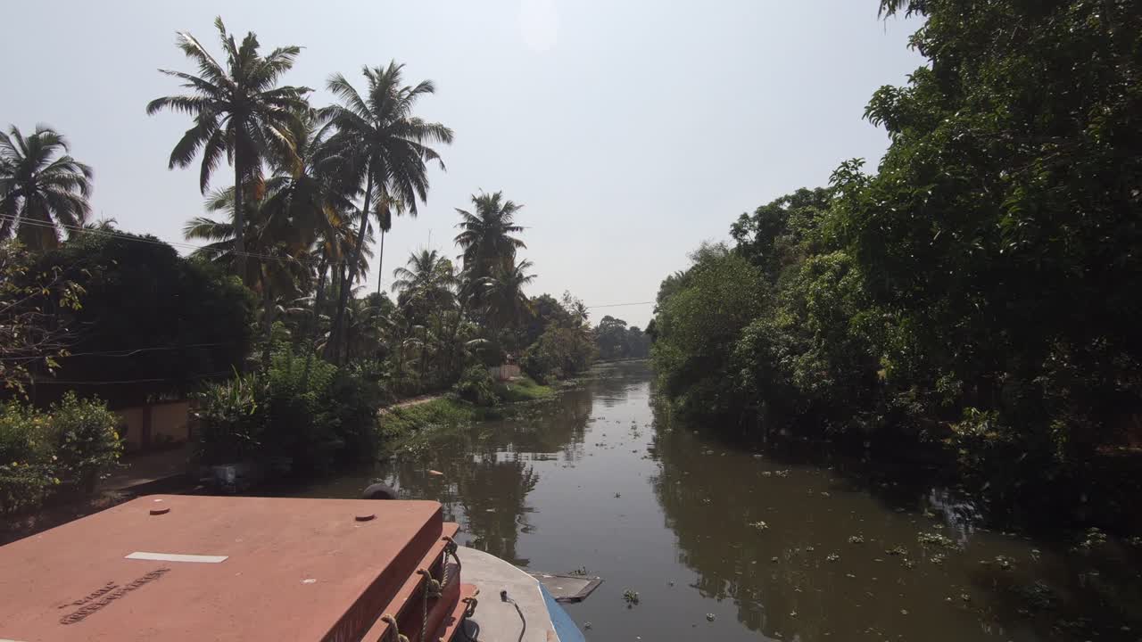 vista desde un velero en el canal en alappuzha o alleppey, india