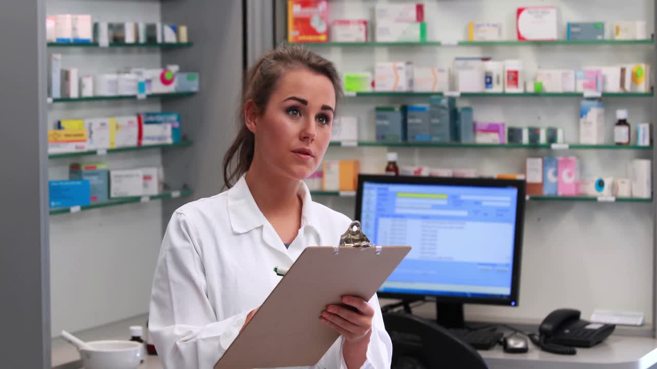 클립보드 에 글 을 쓰는 주니어 약사