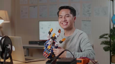 ingeniero sonriente con una mano robot
