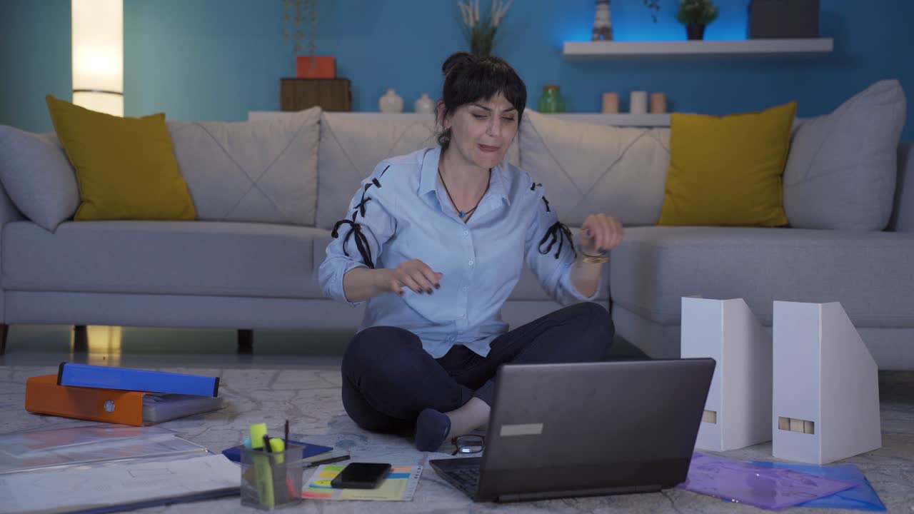 trabajadora de oficina en casa, mujer bailando y trabajando.