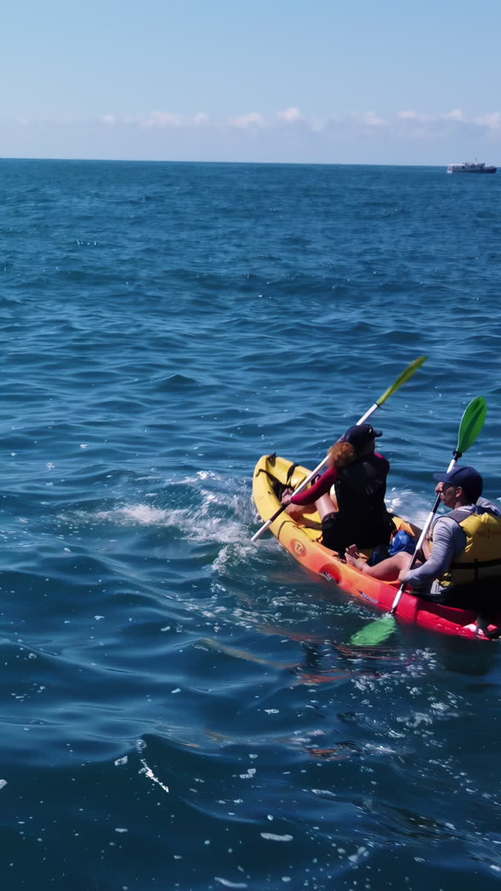 Pescare in kayak nell'oceano