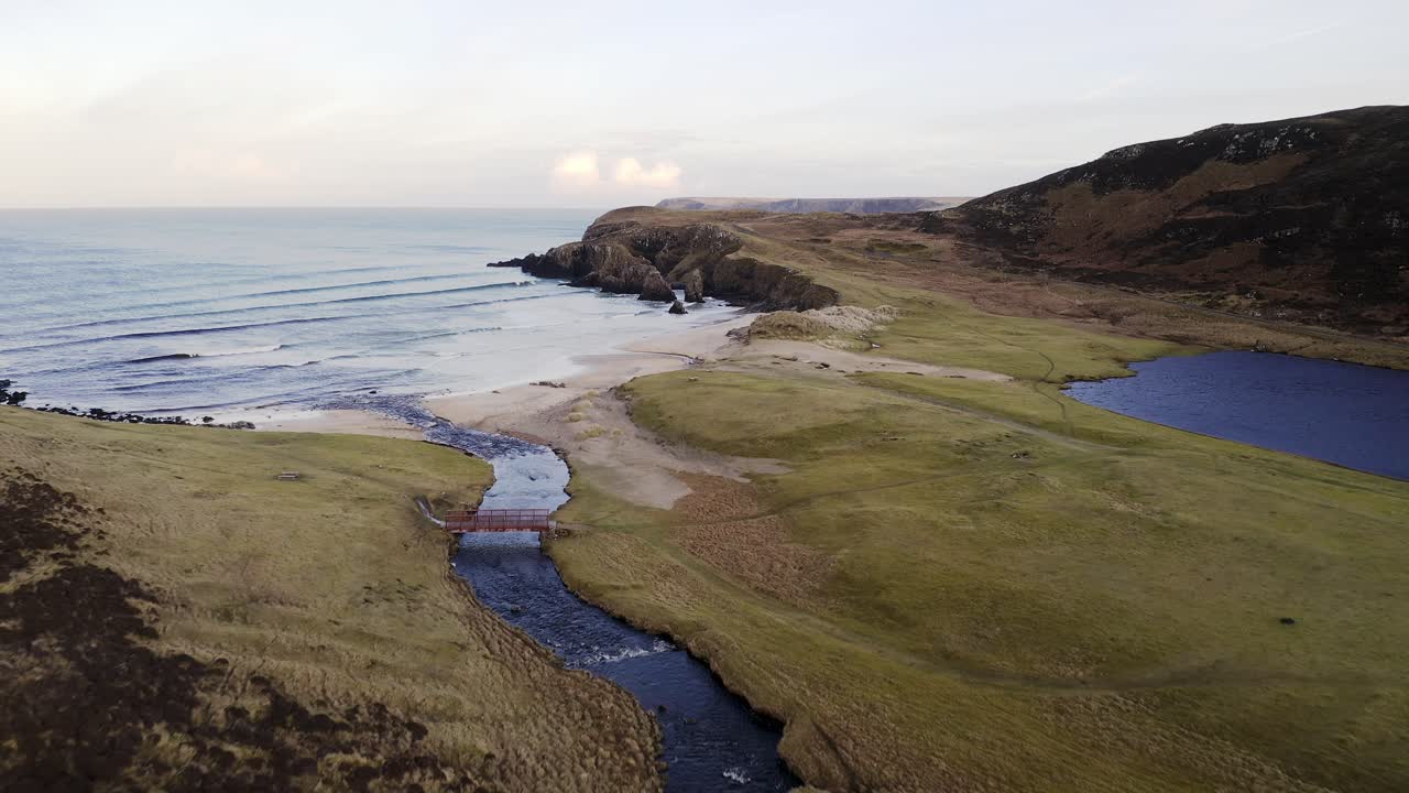 tiro de drone al atardecer de la playa de garry en tolsta en las hébridas exteriores de escocia