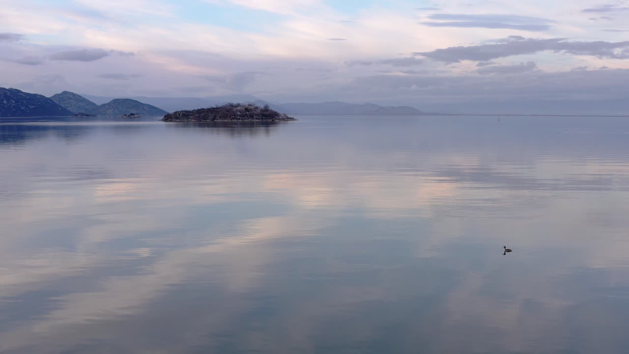 하늘을 비추는 스카다르 호수의 고요한 물