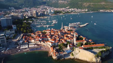 Vista-Aérea-De-Drones-Del-Casco-Antiguo-De-Budva-Montenegro-Balkans-Sea-Resort-Y-Centro-De-Turismo