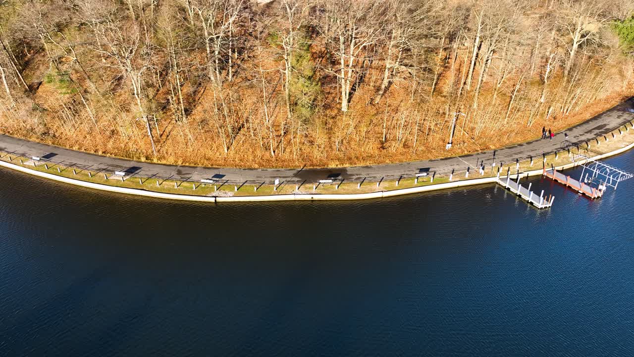 높은 각도에서 오래된 도로를 바라보는 앞으로 밀어