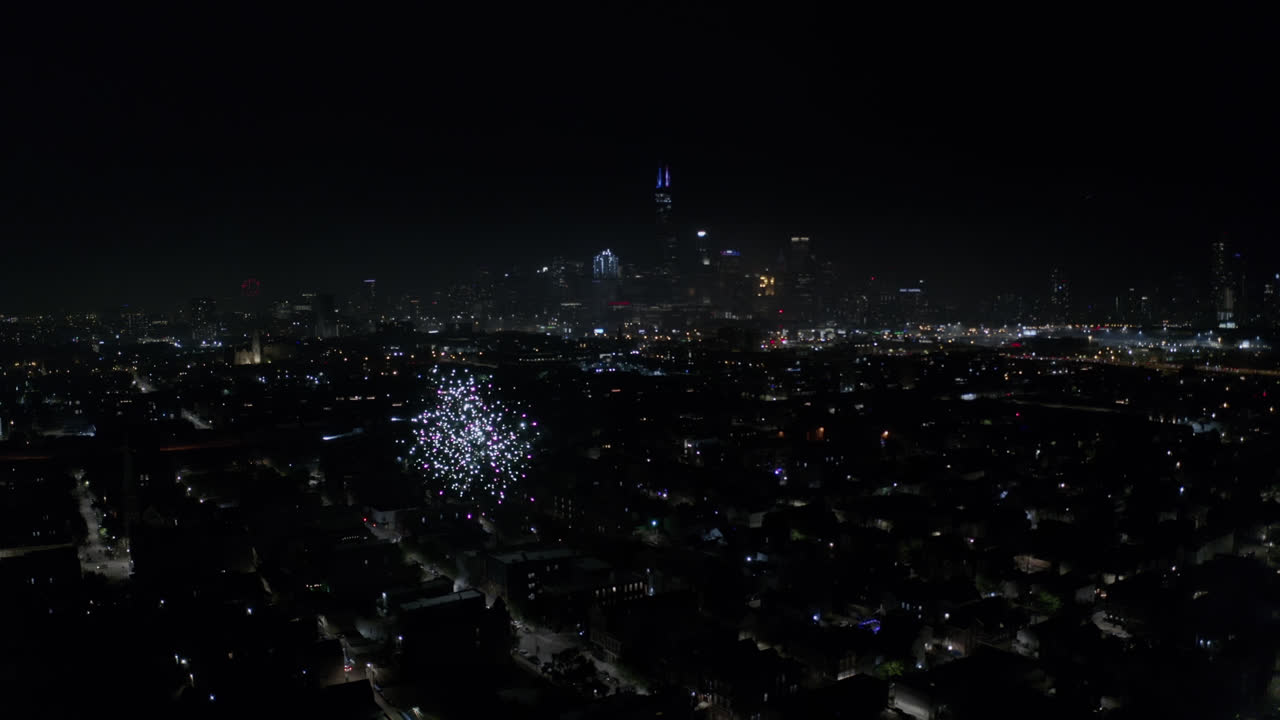 coloridos fuegos artificiales explotan mientras un dron vuela al centro de chicago el día de año nuevo