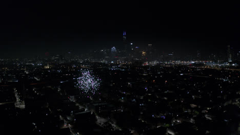 Coloridos-Fuegos-Artificiales-Explotando-Mientras-Un-Dron-Vuela-Al-Centro-De-Chicago-El-Día-De-Año-Nuevo