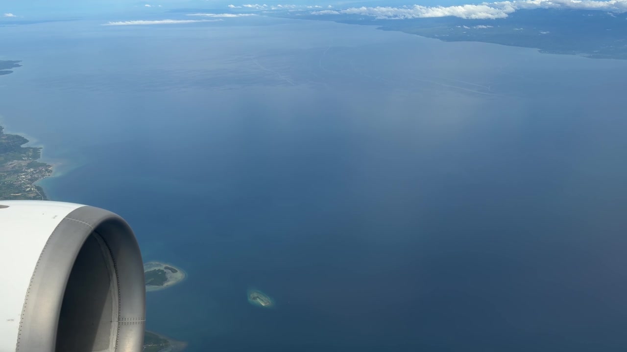 Flyvning over små øer på Filippinerne. Stillehavet. Rejse i Sydøstasien, udsigt fra vinduet