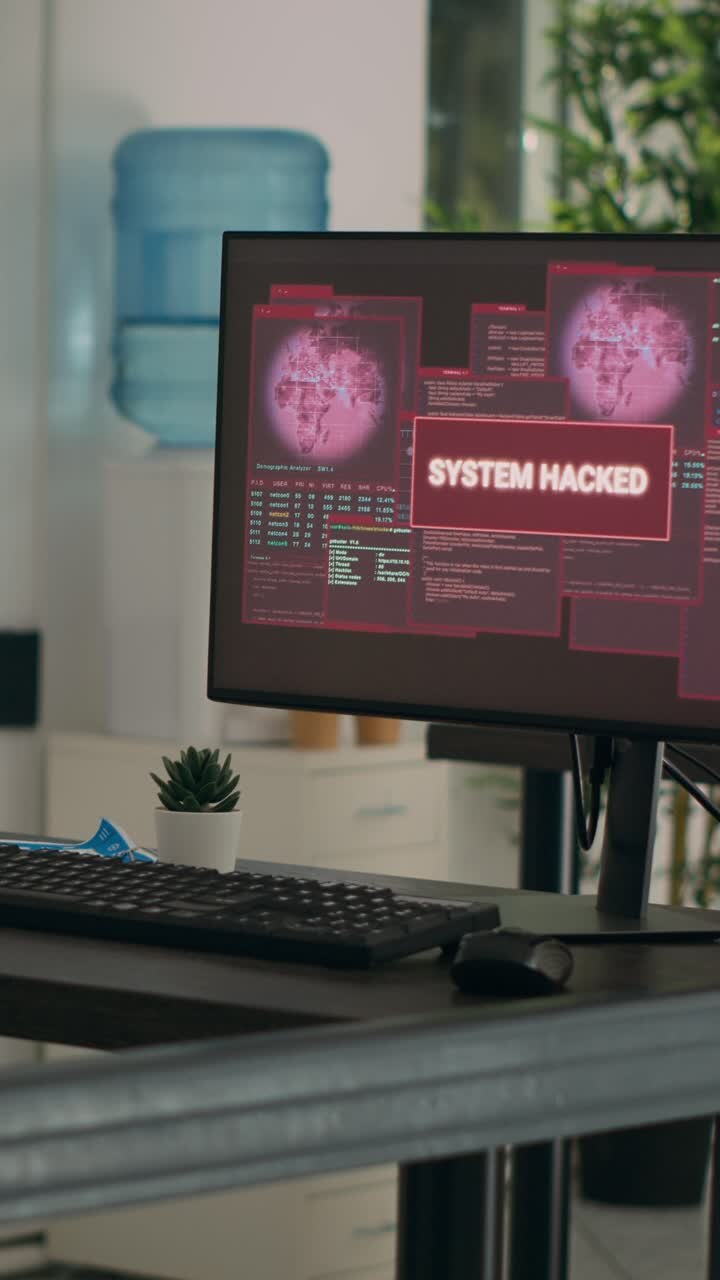 Video verticale: più monitor mostrano un malfunzionamento del computer e una violazione della sicurezza