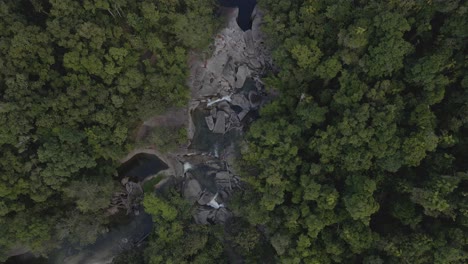 Topdown-Von-Babinda-Boulders-Natural-Pool-Inmitten-Dichter-Bäume-Im-Hohen-Norden-Von-Queensland,-Australien