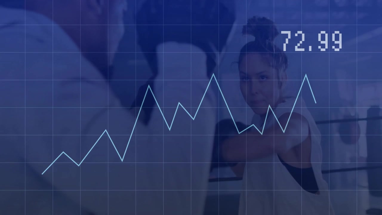 Kvindelig bokser øver slag i fitnesscenter, træner vejleder i teknik og viser fitnessanalyse-graf på 100.