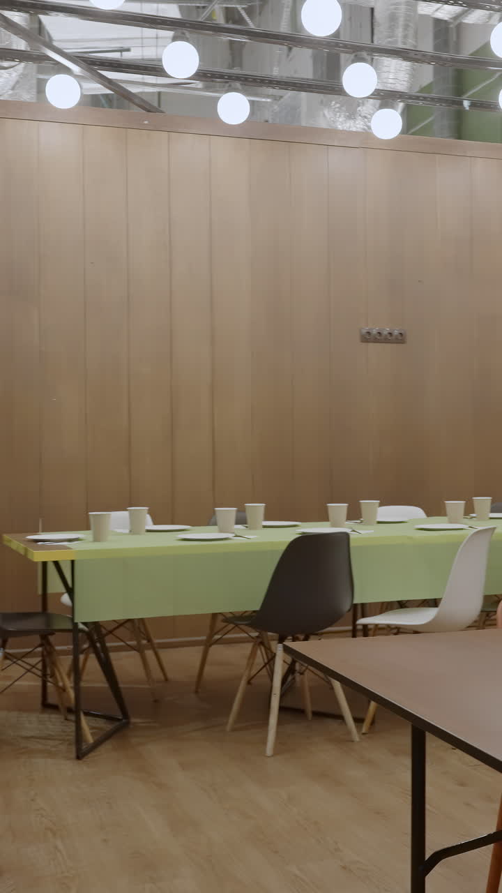 Interno di ristorante moderno e vuoto
