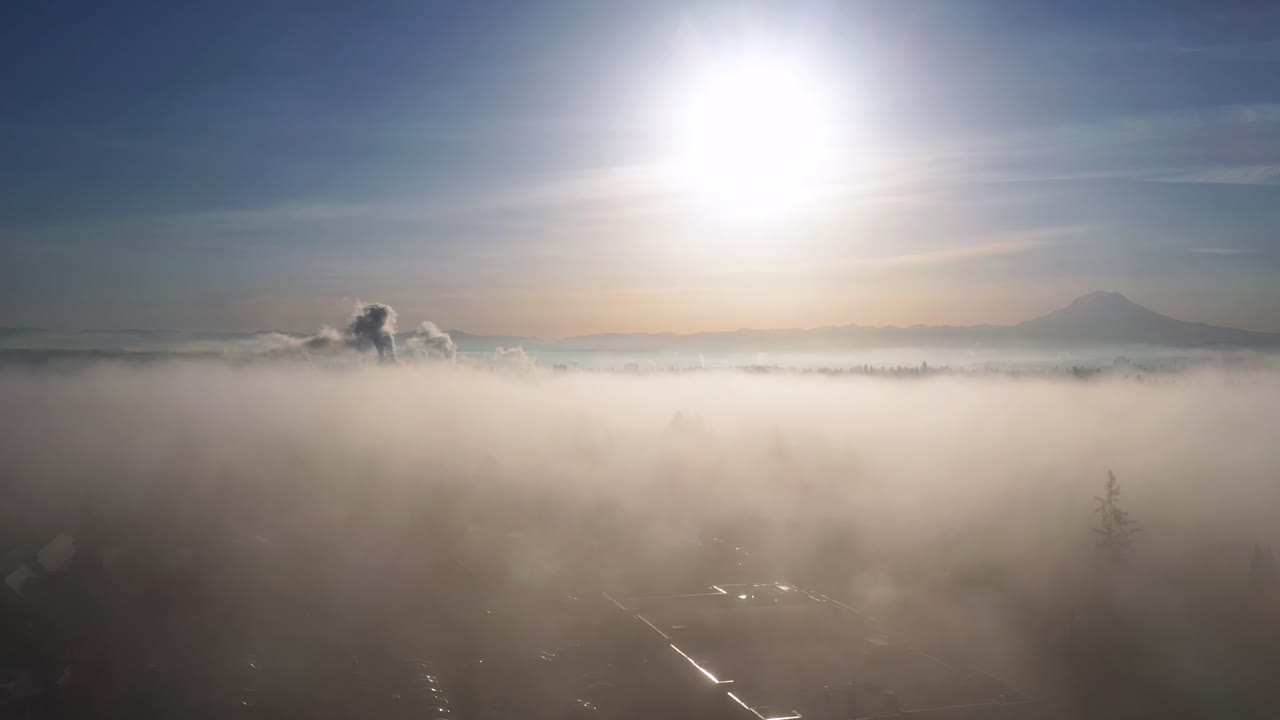 미국 워싱턴에서 일출 동안 타코마의 도시 건물 위에 구름 은행