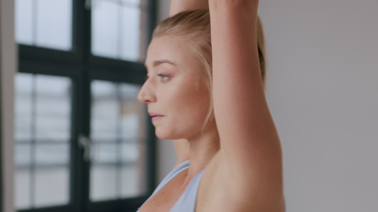 맞는 금발 여성은 케틀벨 스윙을 하면서 운동을 합니다.