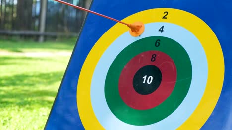 tiro con arco en un objetivo de entrenamiento infantil