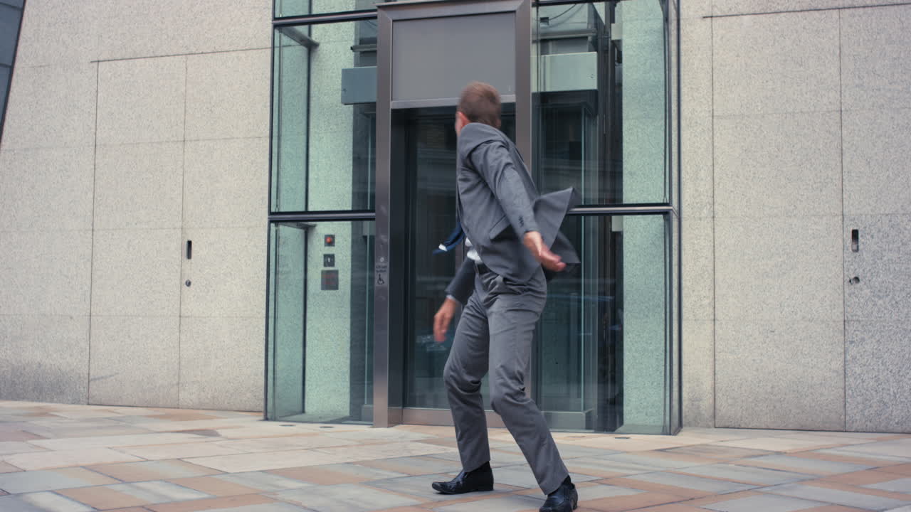 contemporaneo funky uomo d'affari caucasico ballerino di strada che balla freestyle in città