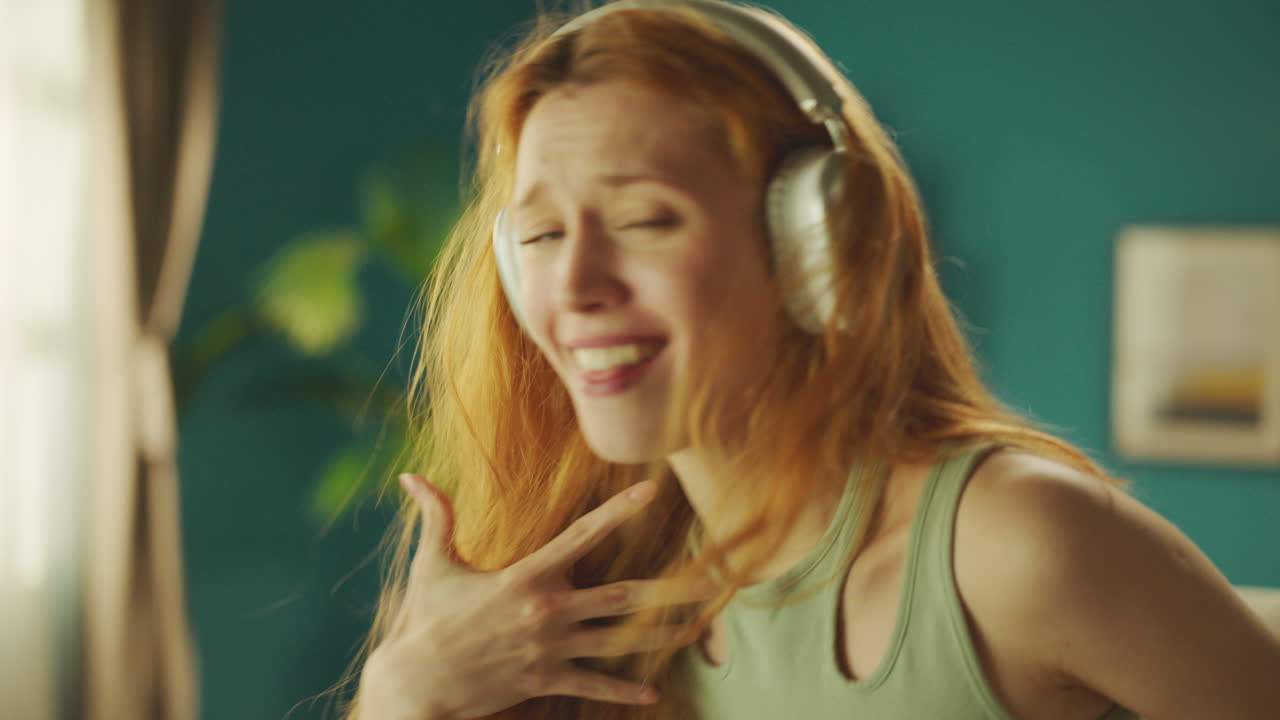 춤추고 음악을 듣는 여자