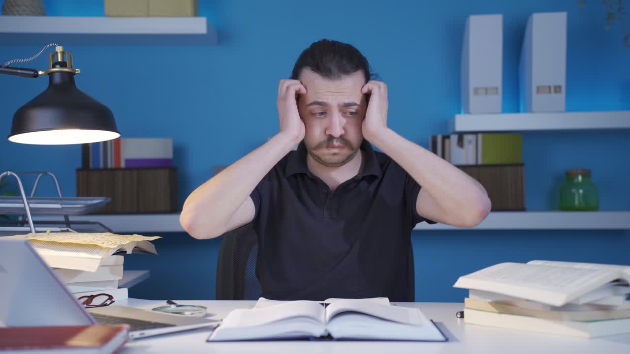 혼란스럽고 압도된 남자가 카메라를 쳐다보고 있습니다.