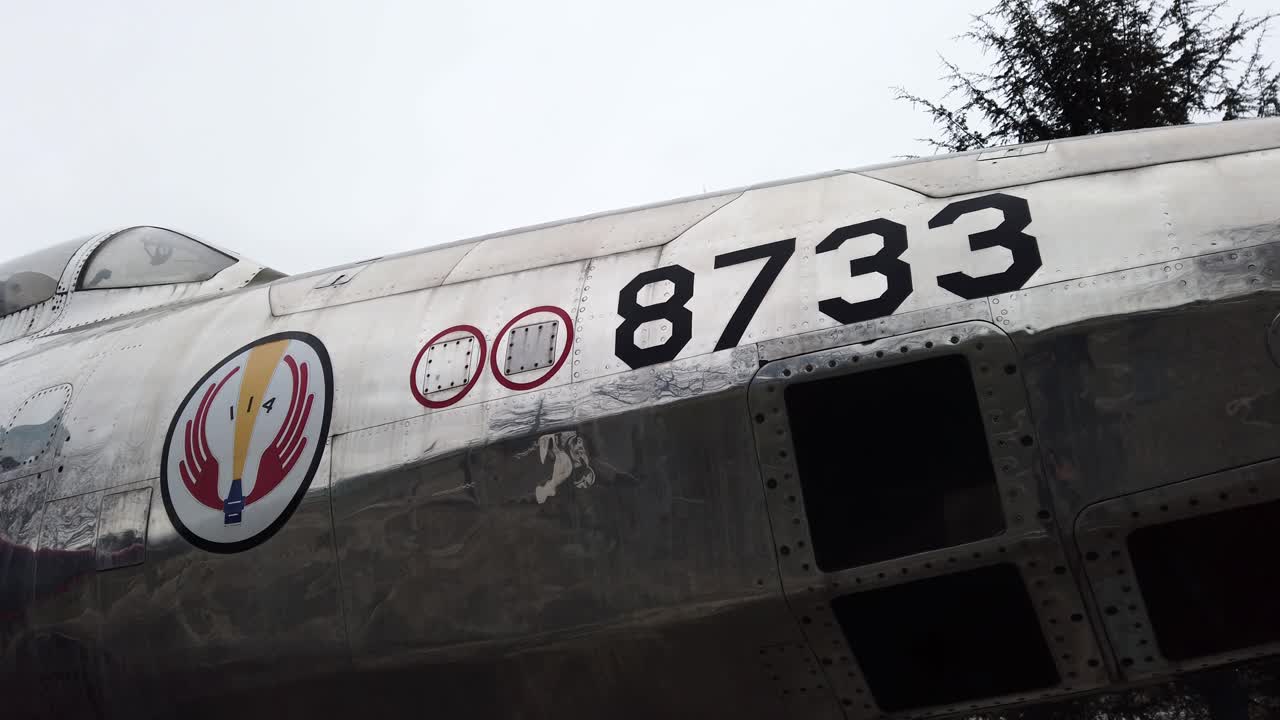 un viejo avión de reacción retirado de la fuerza aérea turca