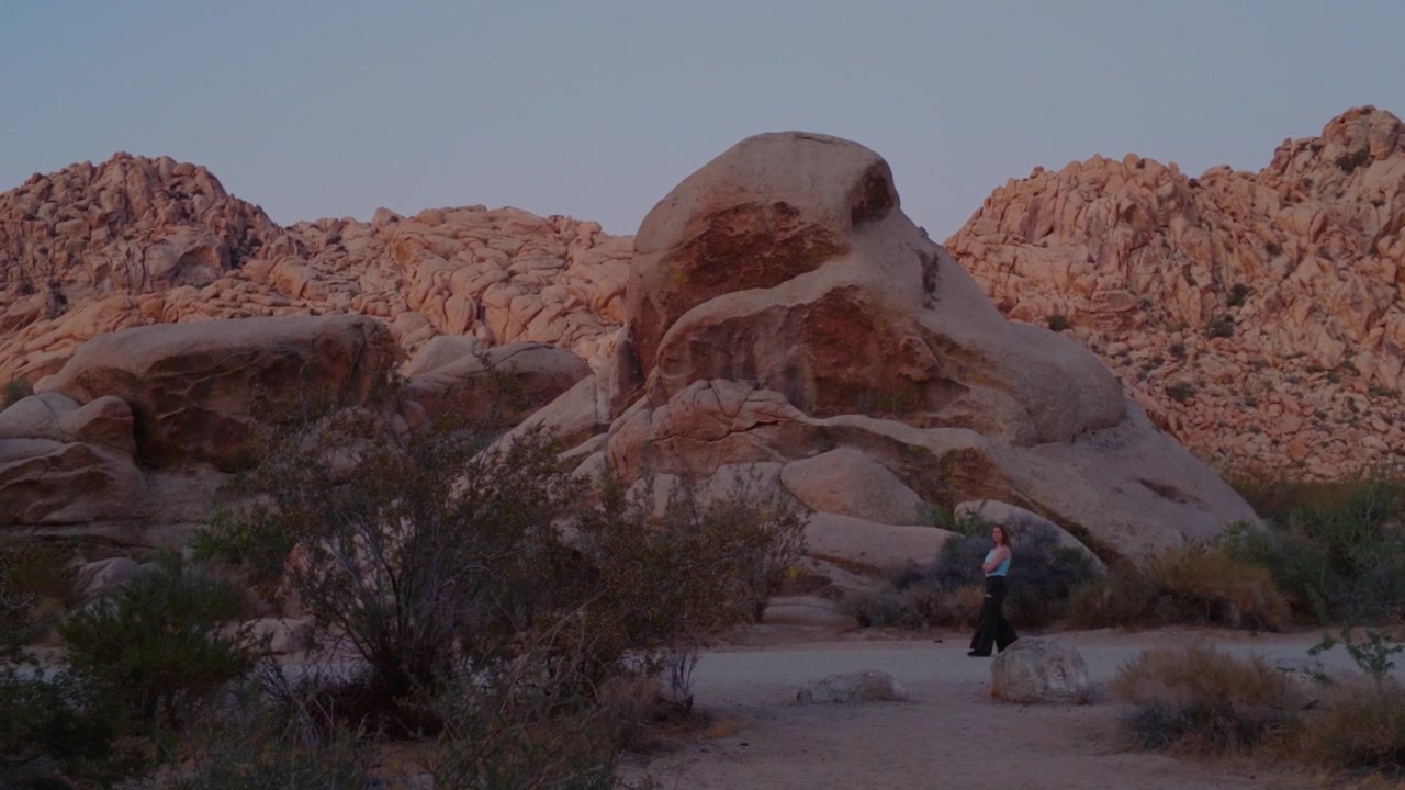 Daggry i slowmotion gennem klippeformation i Joshua Tree Nationalpark