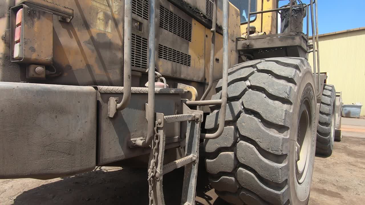 extremo trasero del cargador de sitio minero.