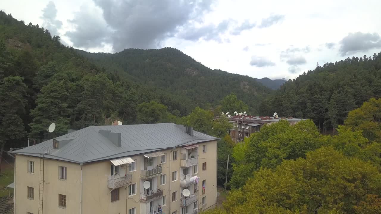 abastumani는 조지아 samtskhe-javakheti의 adigeni 지방 자치 단체에있는 작은 마을이자 기후 온천입니다.